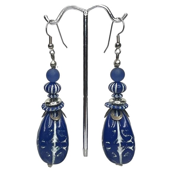 Vintage long dangle blue and white acrylic beaded earrings - Picture 2 of 3